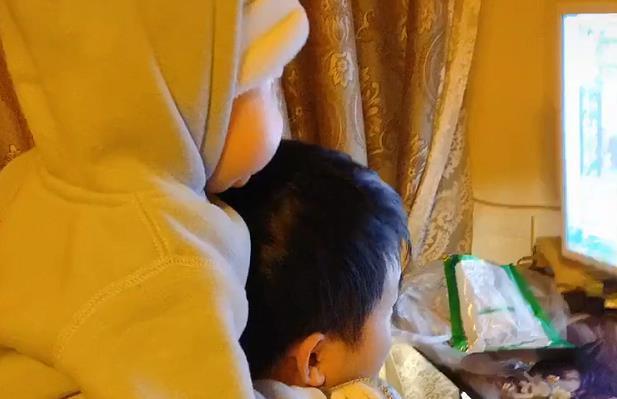 “游戏大神奶爸”带娃走红，坐在奶爸肩膀上的萌娃眼睛都要瞪直了