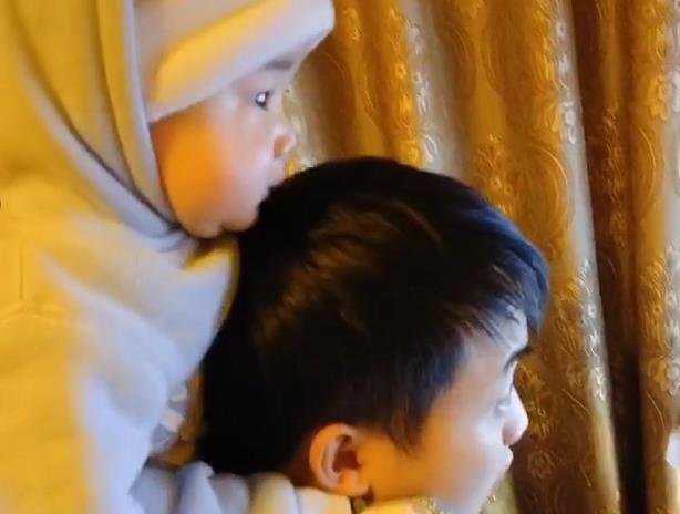 “游戏大神奶爸”带娃走红，坐在奶爸肩膀上的萌娃眼睛都要瞪直了