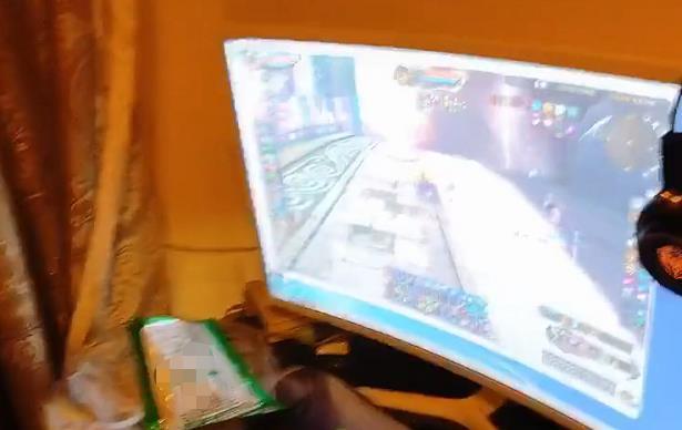 “游戏大神奶爸”带娃走红，坐在奶爸肩膀上的萌娃眼睛都要瞪直了