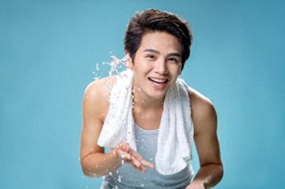 ​陈志朋的坠落：从纳税违法到奇装异服，曾经的明星如今面临困境？