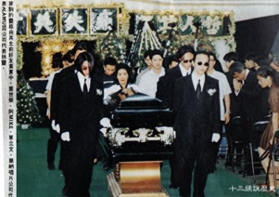 ​实拍黄家驹的葬礼：日本人扶灵，香港万人送行，黑色吉他伴随下葬