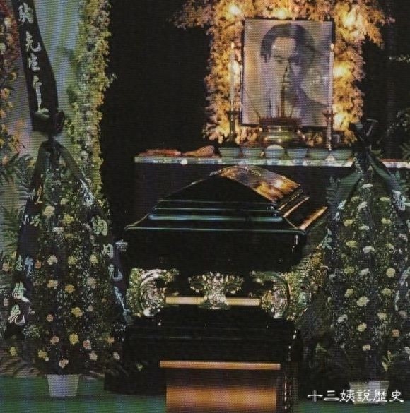 实拍黄家驹的葬礼：日本人扶灵，香港万人送行，黑色吉他伴随下葬