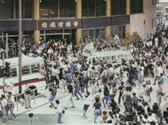 实拍黄家驹的葬礼：日本人扶灵，香港万人送行，黑色吉他伴随下葬