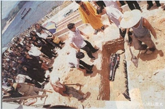 实拍黄家驹的葬礼：日本人扶灵，香港万人送行，黑色吉他伴随下葬