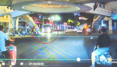 ​湖北恩施一洒水车撞倒骑车人致其身亡，是否抢灯引争议，警方介入