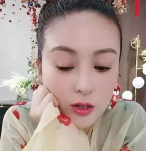 ​戴娇倩与大10岁老公医院被偶遇，男方身形高大，体贴老婆很温柔