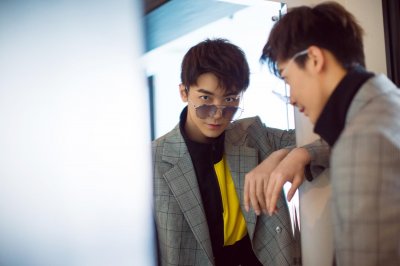 ​赵志伟曝全新写真 old-school配色搭出新潮魅力