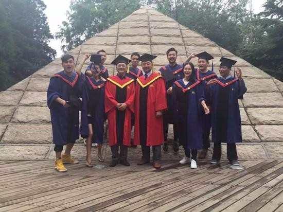 她是佟大为的妻子，化身为一位赫赫有名的商界女企业家