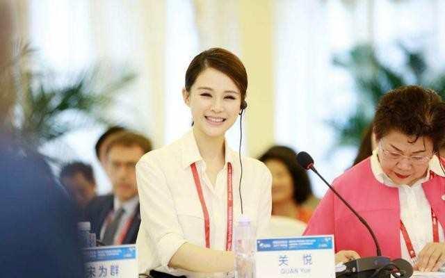 她是佟大为的妻子，化身为一位赫赫有名的商界女企业家