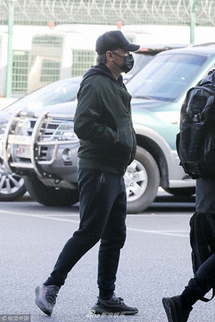 吴秀波“出轨”风波后低调现身黑超遮面 感觉整个人憔悴了不少