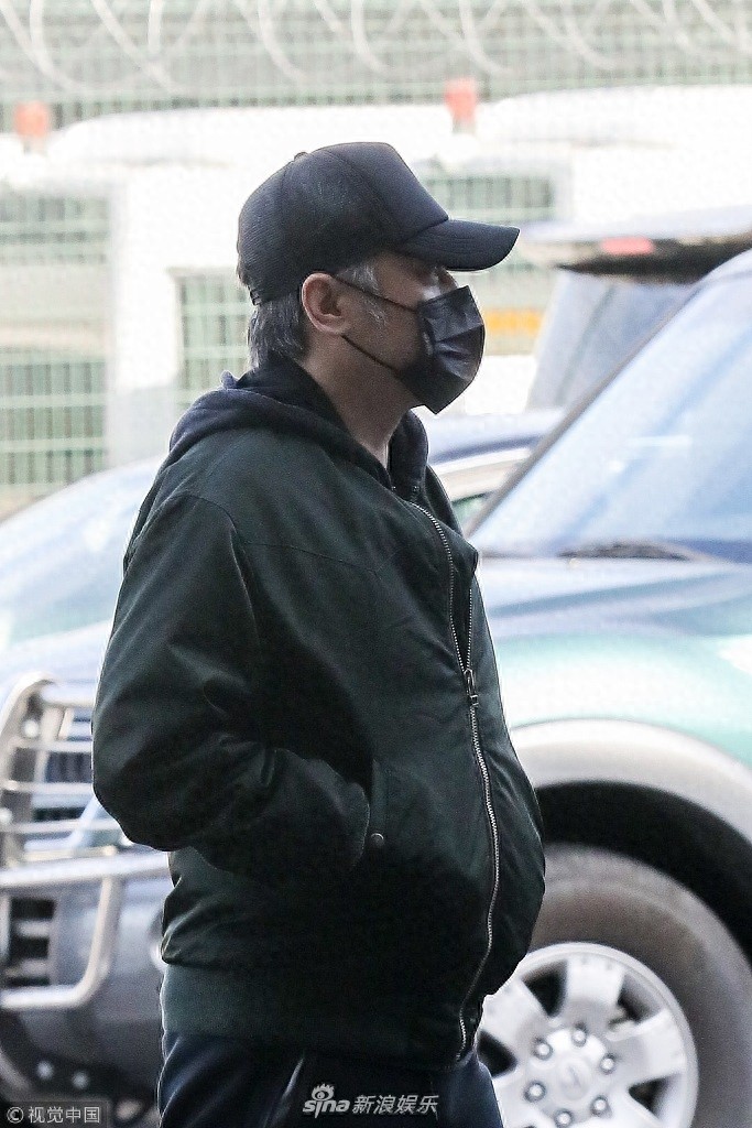 吴秀波“出轨”风波后低调现身黑超遮面 感觉整个人憔悴了不少