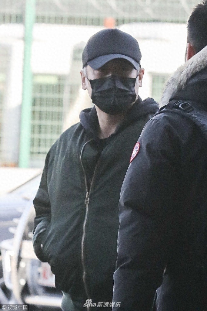 吴秀波“出轨”风波后低调现身黑超遮面 感觉整个人憔悴了不少