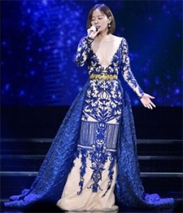 ​张靓颖放开了？穿礼服胸前露多半也不怕，还好气质不低俗