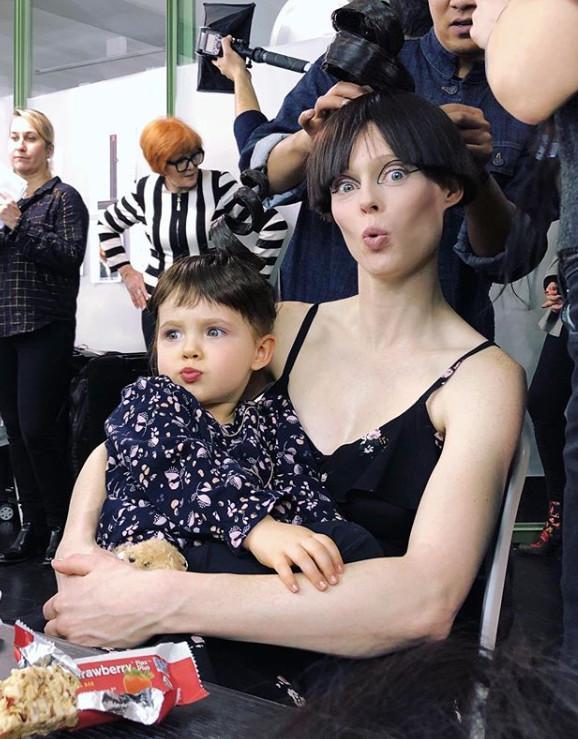 超模CoCo Rocha女儿4岁就有七万网友！人小点子多，超