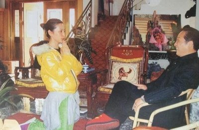 ​“气功大师”王林给十几位女星“开光”，全程一丝不挂，用酒画符