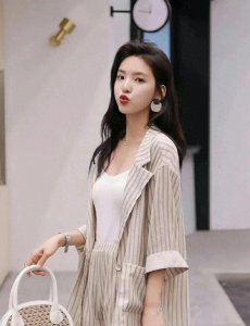 ​章若楠的几张美照，青春靓丽，清新自然，笑起来太美了