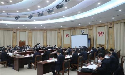 ​出席会议与参加会议有何区别，领导临时让去参加一个高层会议，说参加就好，可