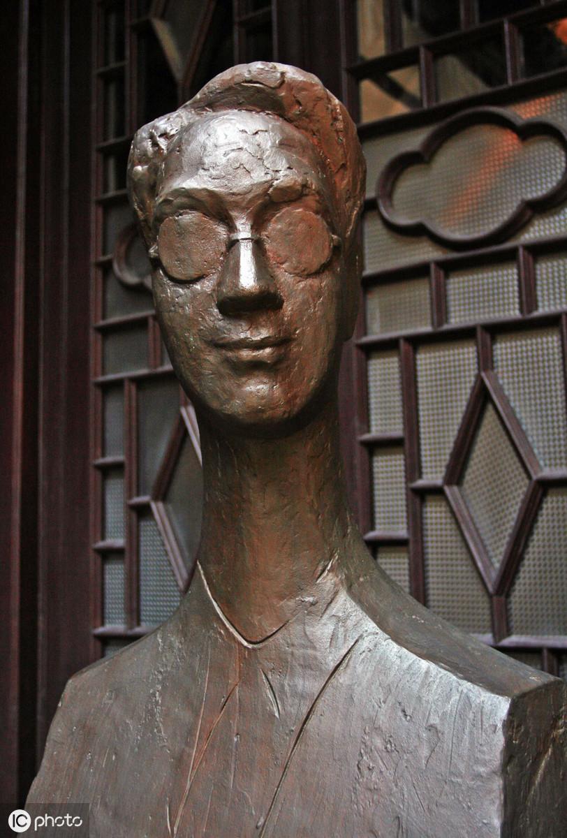 徐志摩的简介及代表作品（徐志摩最美5首情诗，一生至少读一次）