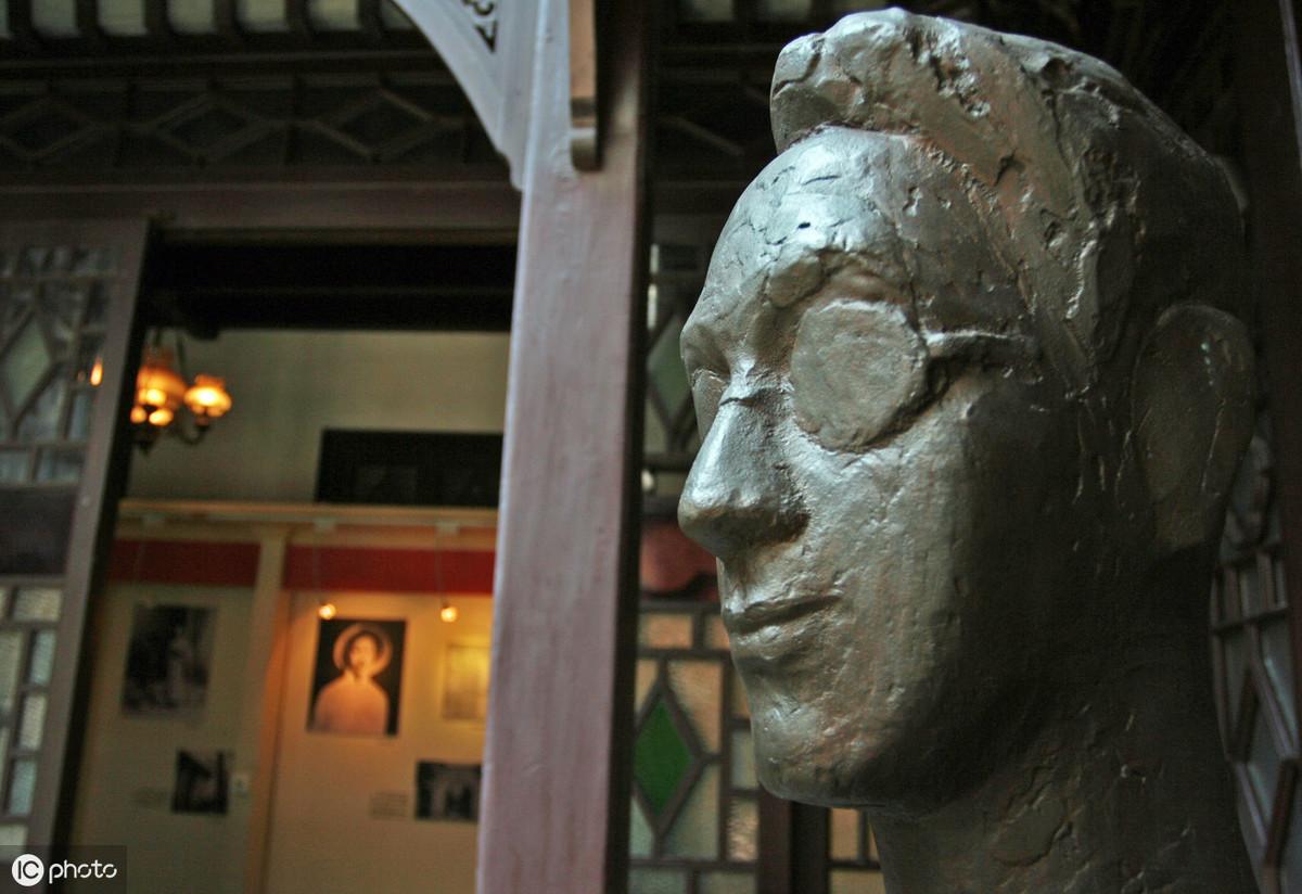 徐志摩的简介及代表作品（徐志摩最美5首情诗，一生至少读一次）