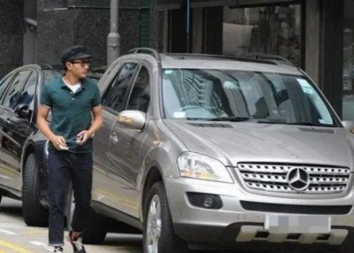 ​开奔驰豪车，男明星刘恺威的生活非常幸福