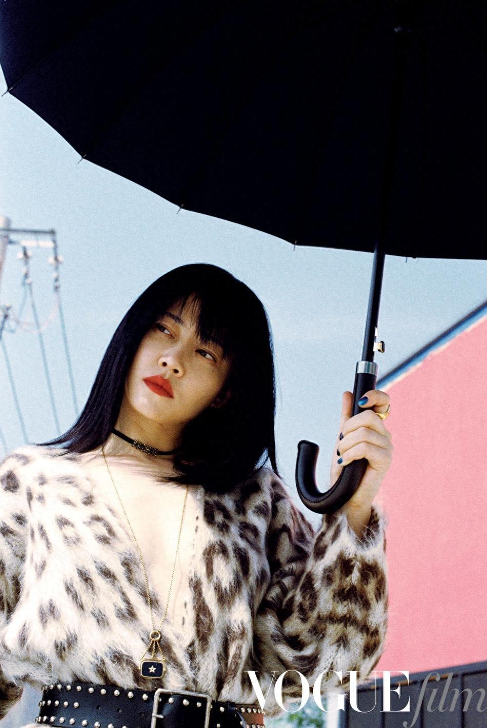 《药神》女主谭卓最新时尚大片 置身飞花草木间明艳动人