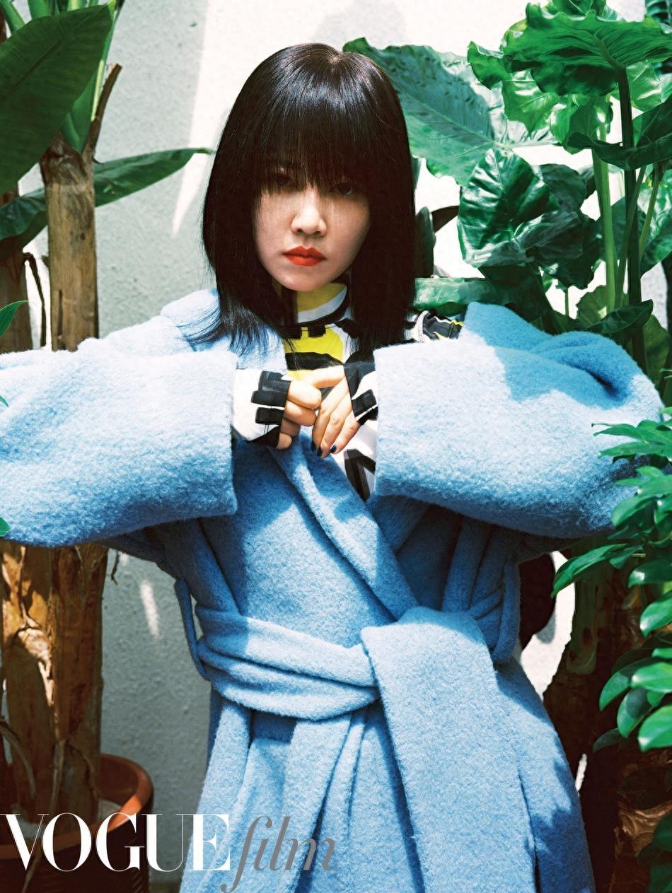 《药神》女主谭卓最新时尚大片 置身飞花草木间明艳动人