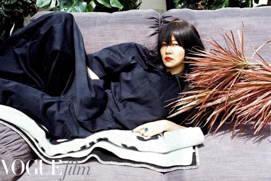 《药神》女主谭卓最新时尚大片 置身飞花草木间明艳动人