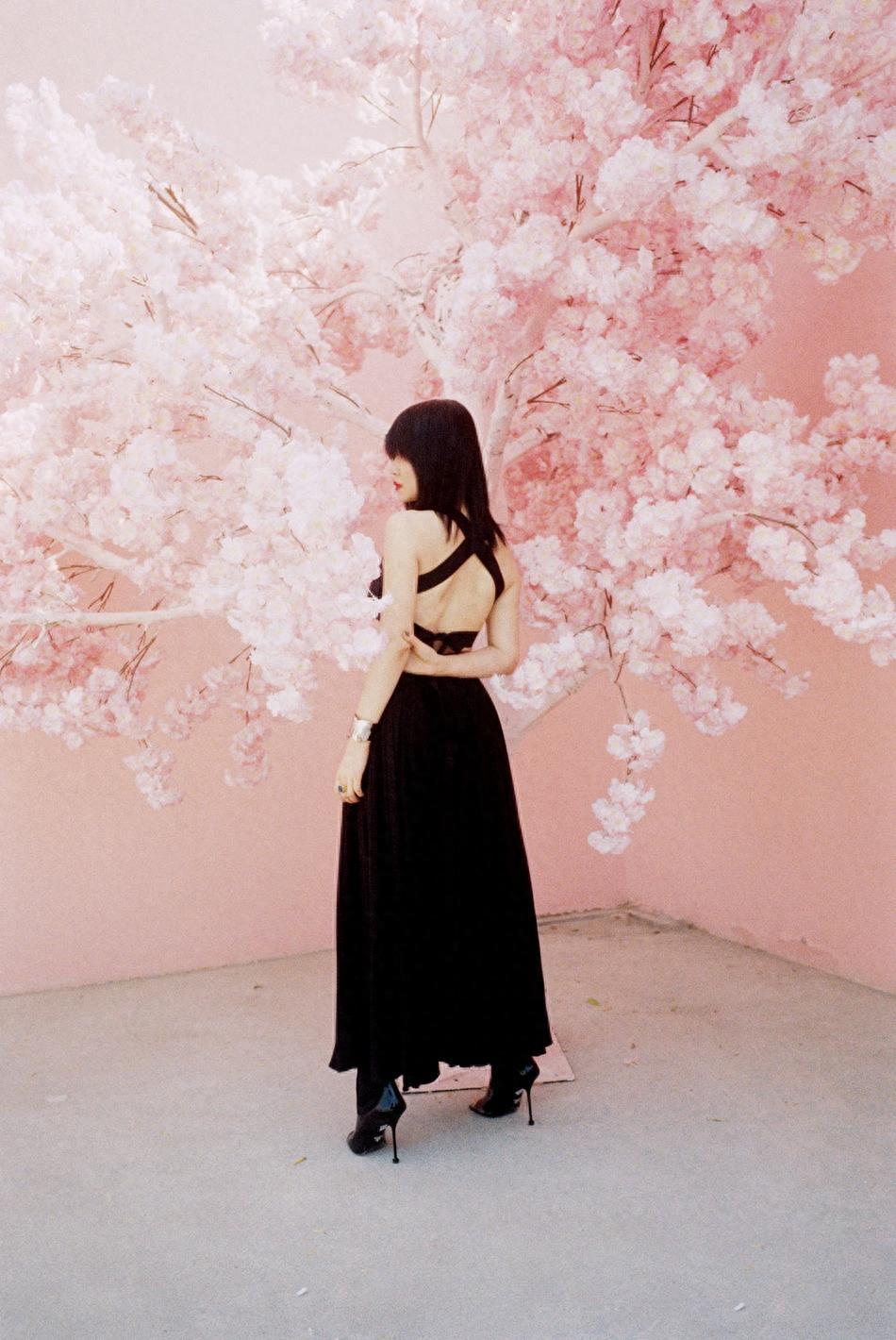 《药神》女主谭卓最新时尚大片 置身飞花草木间明艳动人