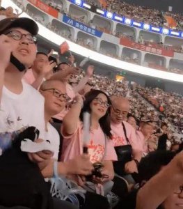 ​时隔多年仍是顶流！刀郎广州演唱会再度泪洒舞台，场外人潮胜过场内