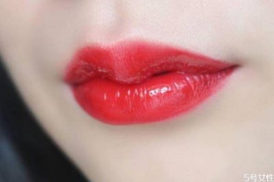 ​唇色暗的人适合什么口红 唇色暗涂什么颜色口红