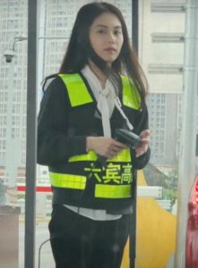 ​广西收费站小姐姐长相酷似一位女明星，司机大哥不远千里疯狂打卡