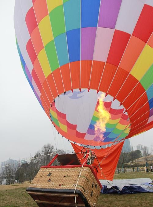 热气球上升的原理