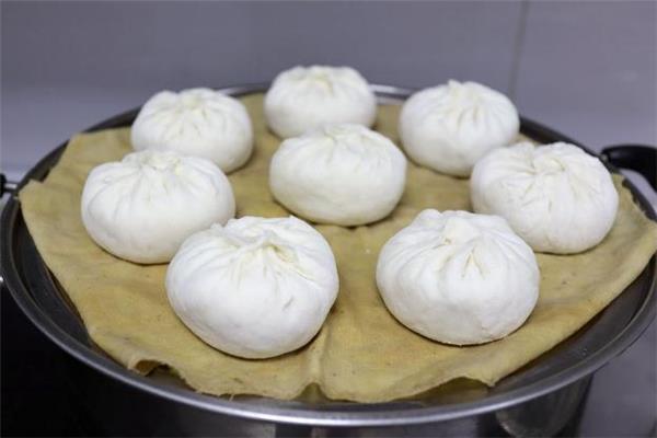 蒸包子可以垫保鲜膜吗 蒸包子垫什么好