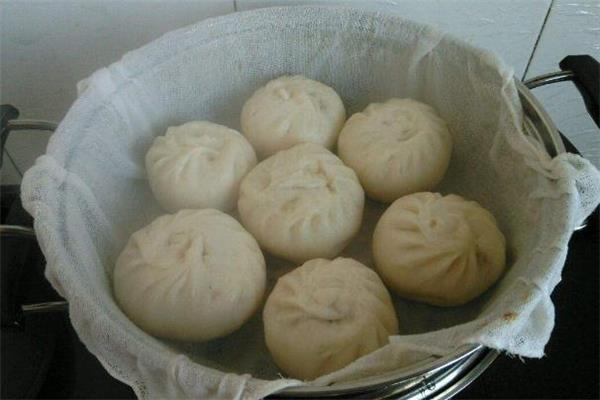 蒸包子可以垫保鲜膜吗 蒸包子垫什么好