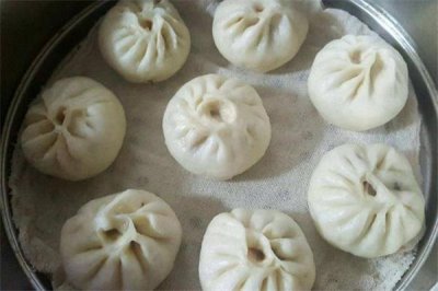 ​蒸包子可以垫保鲜膜吗 蒸包子垫什么好