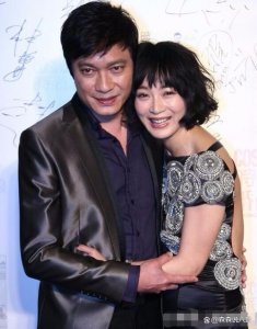 ​罗嘉良否认患癌晚期快要死了，晒自拍证身体健康，和苏岩幸福美满