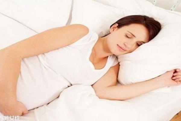 女性趴着睡觉对身体的坏处 正确的睡姿 女性趴着睡觉对身体的坏处 正确的睡姿
