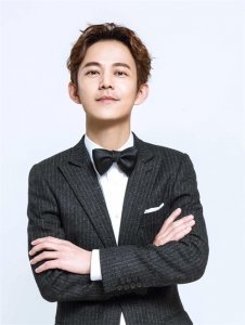 ​赵丽颖表白何炅，娱乐圈爱情还是剧本安排？