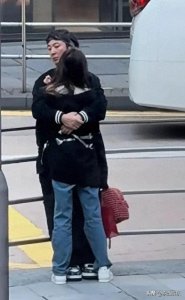 ​王思聪香港深拥女友，眼神被路人美女吸引，女友懒懒成“陪衬”