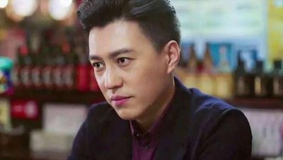 ​戏外的靳东才是人生赢家，资产过亿坐拥18家公司，二婚老婆是影后