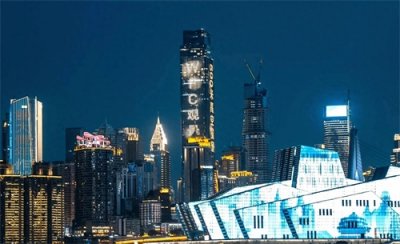 ​重庆被誉为“山城”、“火锅之都”和“魔幻城市”。