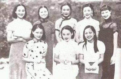 ​她和“金嗓子”周璇同为民国著名两栖明星，演唱的几首歌也很经典