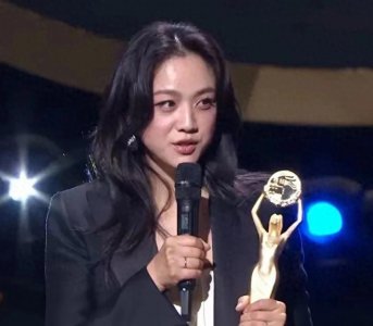 ​青龙电影奖颁奖典礼：汤唯携手金泰勇，共赴荣耀时刻