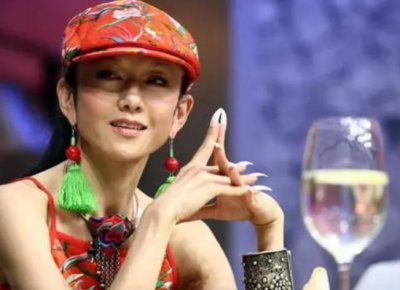 ​杨丽萍：有过两段婚姻，为了事业丁克离婚，63岁孤身一人