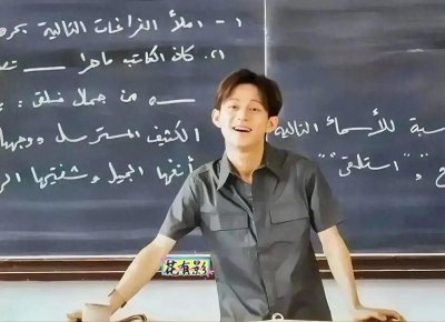 ​何炅年轻时候照片曝光，书卷气十足，网友直呼恋爱了