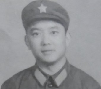 ​75岁王刚现状：满头白发显老态，儿子上初中，小20岁妻子风韵犹存