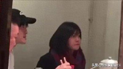 ​41岁陈妍希与颖儿聚餐被拍，素颜状态引发热议，包子脸显露无遗