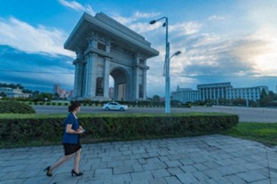 ​朝鲜平壤街头的怪现象：车辆稀少白天开大灯，美女交警都很年轻
