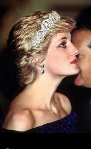 ​戴安娜王妃情史背后的惊人背叛与陨落