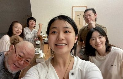 ​霍尊晒照庆贺母亲六十六大寿，仲小萍与前夫现妻罕见同框如好友！